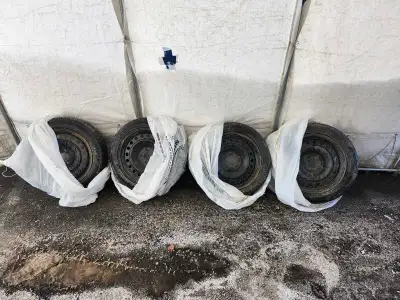Je vend mon ensemble de pneus hiver/roues acier. Grandeur 205 55 R17 bolt pattern 5X114.3. Roulé que...