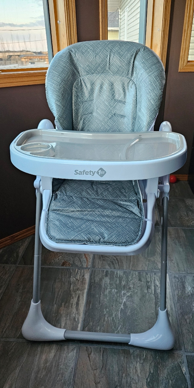 Safety 1st 3-in-1 Grow and Go High Chair in Feeding & High Chairs in Grande Prairie - Image 2