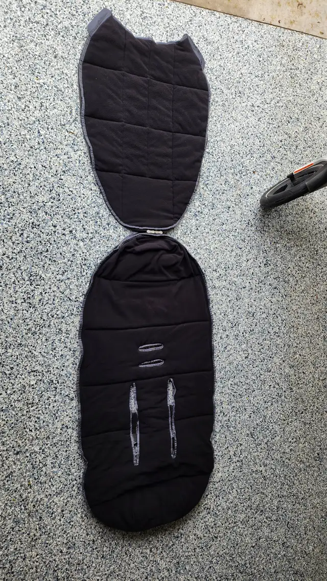Thule Stroller Footmuff in Strollers, Carriers & Car Seats in Oakville / Halton Region - Image 4