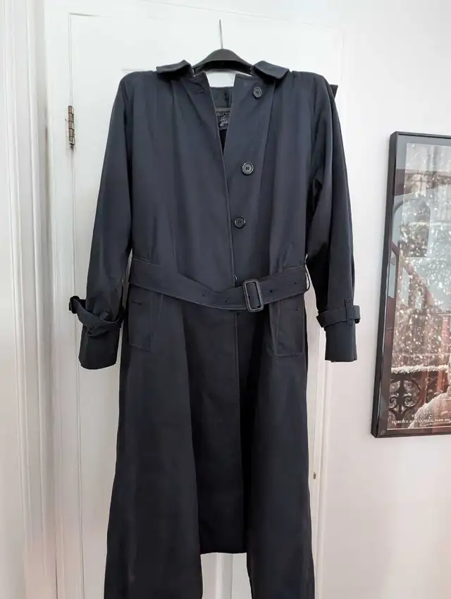 Genuine Vintage Woman's  Burberrys Trench Coat in Women's - Tops & Outerwear in Mississauga / Peel Region - Image 7