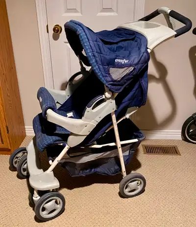 Fully padded stroller with many extras. Front double wheels fully pivot for easy turning. Retractabl...