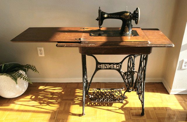 Antique/ vintage SINGER sewing machine/ old sewing machine in Arts & Collectibles in City of Toronto - Image 3