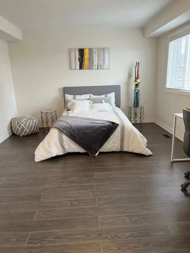 Large master bedroom with independent bathroom for rent in Long Term Rentals in Oakville / Halton Region - Image 3