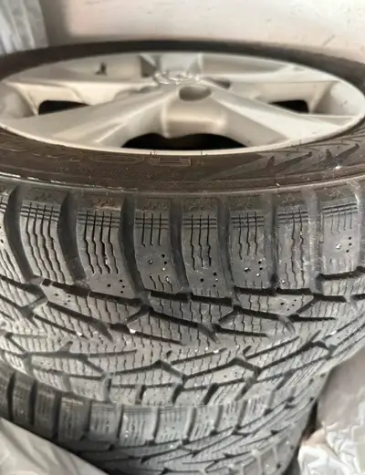4 pneus d’hiver 215/55R16 en super conditions aucun pneus troué ou patché avec sensor tpms