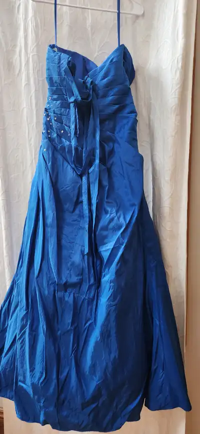 Beautiful blue prom dress with lots of layers. Just needs to be pressed. Size L FREE 902 213 5880