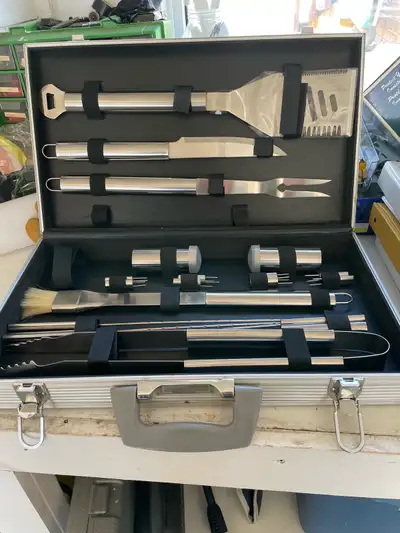 Beautiful barbecue set,comes in case
