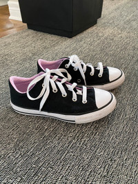 Converse sneaker shoes. Size 1 kids 