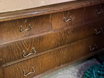 2 BUREAUX 1 COMMODE AVEC MIROIR ET 1 TABLE DE CHEVET ANTIQUES, View more