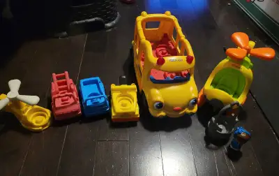 Fisher price little people lot bus/tow truck makes sounds needs batteries