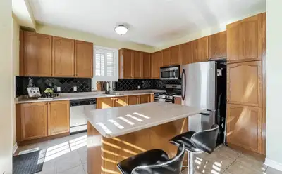 Master Bedroom with Ensuite – $1,400/month (Brampton) Spacious Master Bedroom for Rent in Detached H...