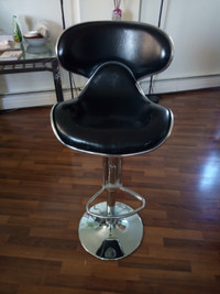 Adjustable salon chair or bar chair