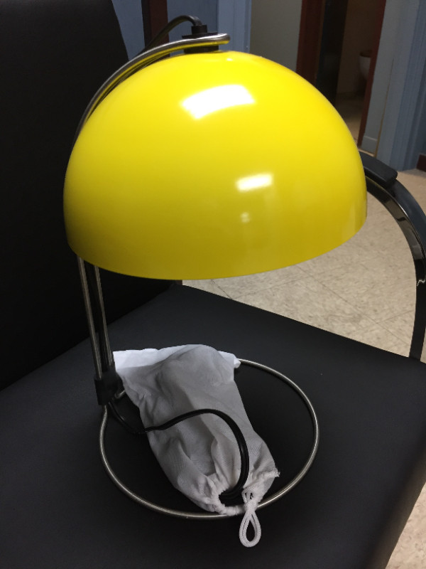 Yellow Desk Lamp - Minimalist Table Light Designer Style dans Éclairage intérieur et plafonniers  à Longueuil/Rive Sud - Image 3