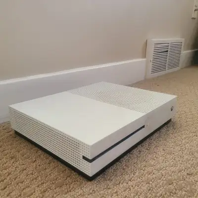 The Xbox itself is in great condition, running without issues and holding a solid 365GB of storage....