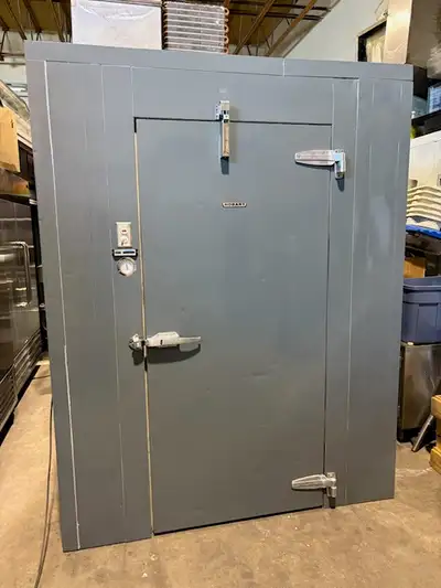 (HOBART) WALK IN COOLER. SMALLER SIZE WALK IN COOLER. PERFECT FOR HUNTERS. COMPLETELY SELFCONTAINED....