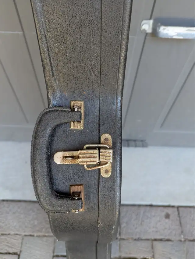 Vintage Hardshell Guitar / Bass Case in Guitars in Markham / York Region - Image 11