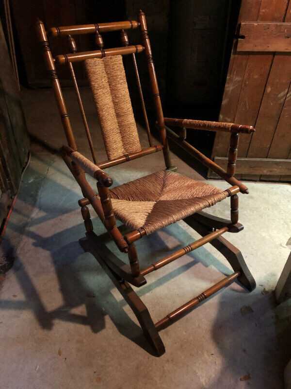 chaise berçante antique à vendre dans Chaises, Fauteuils inclinables  à Ville de Montréal