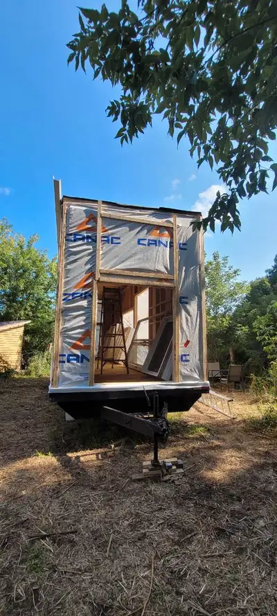 Bonjour, Je vends ma mini maison sur roue en construction, idéale pour un projet de rénovation ou po...