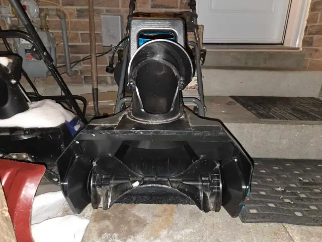 Yardworks Snowblower in Snowblowers in City of Toronto - Image 4