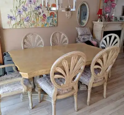 TABLE : 70" x 43" Avec 2 panneaux de 14" chacun 6 CHAISES dont 2 capitaines (avec bras) Lieu: Saint-...