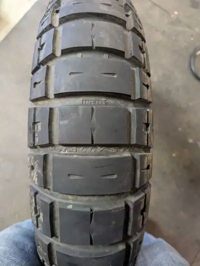 Pneu arrière qui était sur T7 neuve. Même pas 500km 150/70 r18
