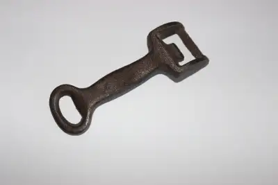 OUVRE-BOUTEILLE en fer forgé ultra solide 5 po. jamais servi., View more