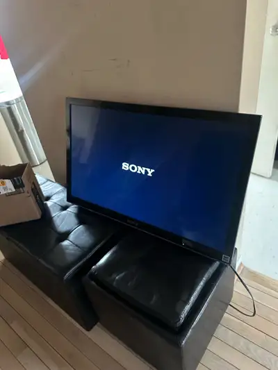 32” model KDL-32EX340 Comes with remote Works perfectly