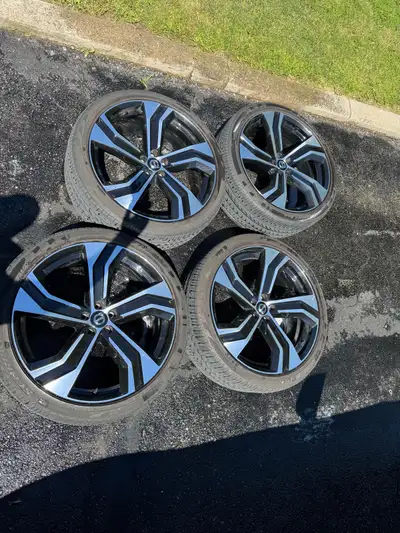 Wheels: Two-Tone Black 22 Inch OEM Quantity: 4 Tire Size: 275-35-22 Rim Size: 22"x9" Offset: ET38.5...