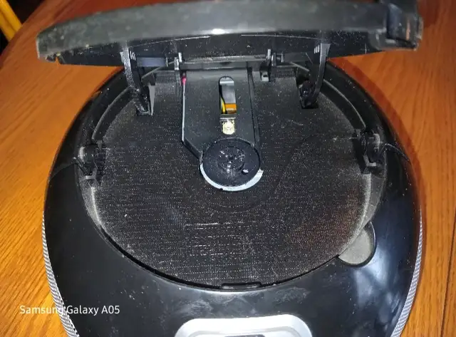Portable CD radio with AM/FM radio in General Electronics in Oshawa / Durham Region - Image 4