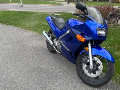 Get ready to ride with this blue 2005 Kawasaki Ninja 250! This sporty motorcycle is in used conditio...