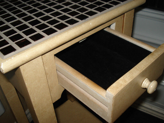 Petite table, 1 tiroir. dans Art et objets de collection  à Granby - Image 4