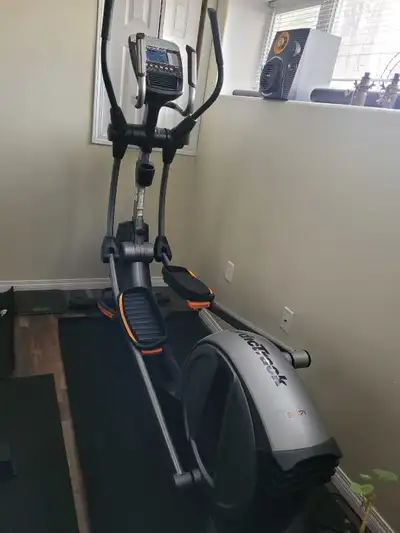NEW- Elliptical NordicTrack Space Saver SE7i iFIT has a foldable frame, 22 resistance levels, 24 bui...