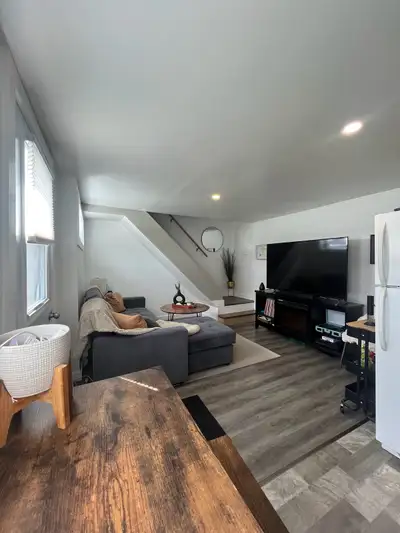 2 bedroom, 1 bathroom apartment available for June 15th in Wolfville, NS. Water / hot water and park...