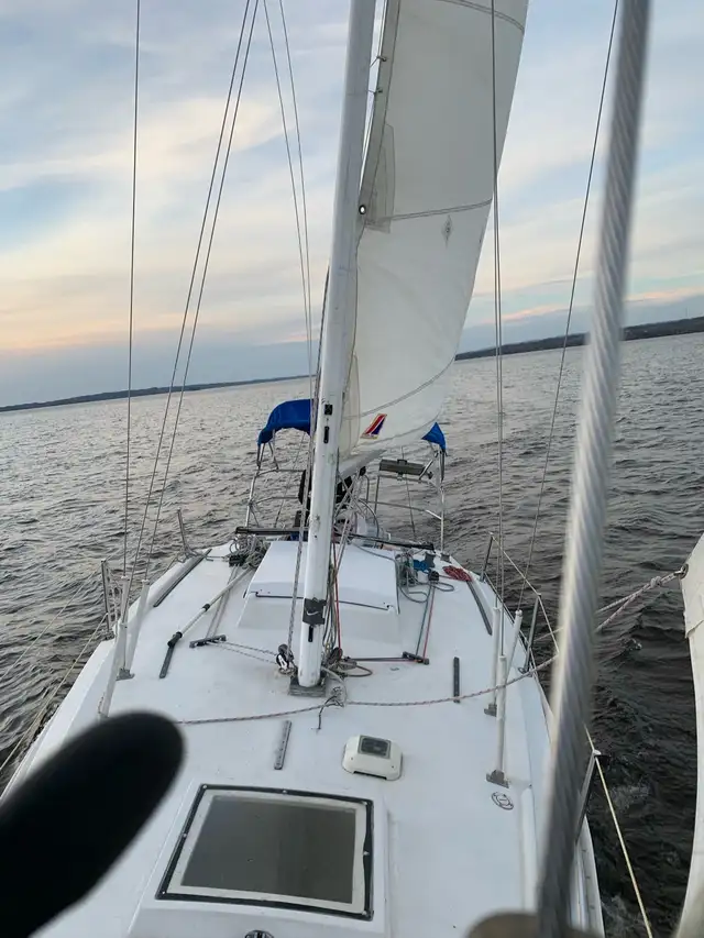 1981 capital yachts Newport 27 sailboat in Sailboats in Ottawa - Image 6