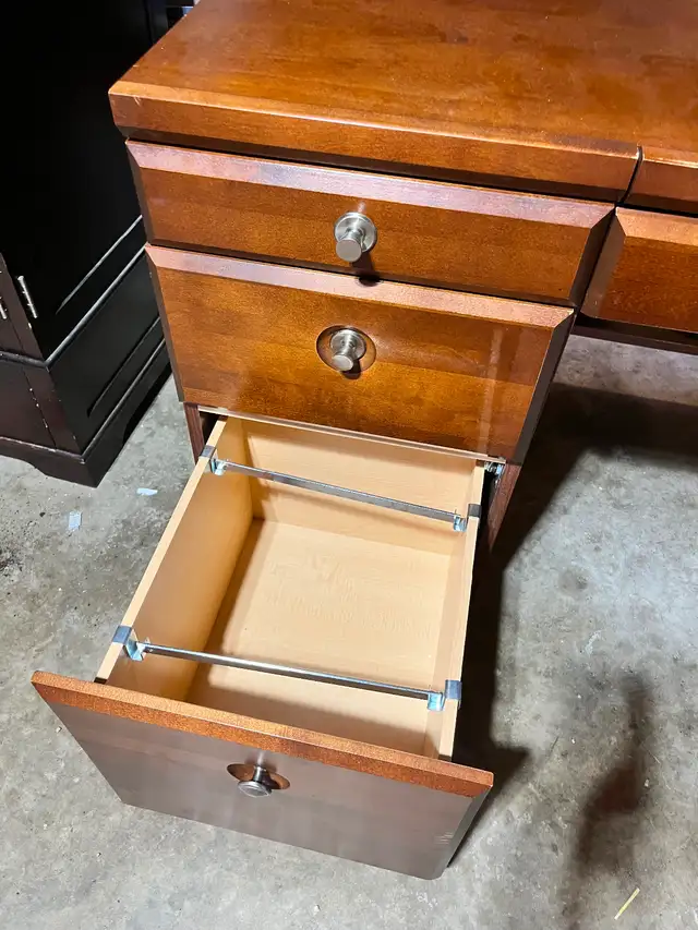 Office Desk in Desks in Calgary - Image 6