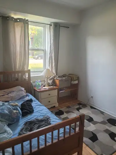 Chambre fermée disponible dans un 4 1/2 tt inclus Svp pour personne non fumeur tel:514 991 7281 Adre...