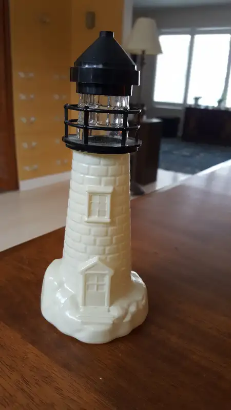 Vintage Old Spice After Shave Lighthouse Bottle Shulton Canada in Arts & Collectibles in Brantford - Image 2