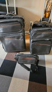 Deux valises avec sacoche de cabine 
