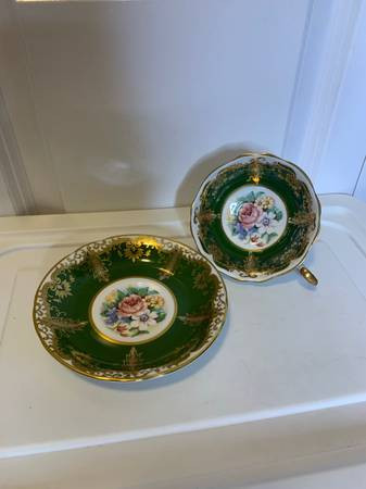 Vintage Paragon Kingston Green Floating Flowers Teacup Saucer in Arts & Collectibles in Burnaby/New Westminster - Image 2