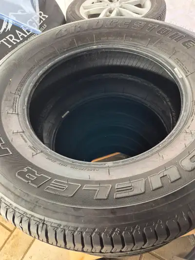 Faite moi une offre raisonnable. 4 pneus 255-70r18. Était sur Jeep Wrangler Changement de véhicule.