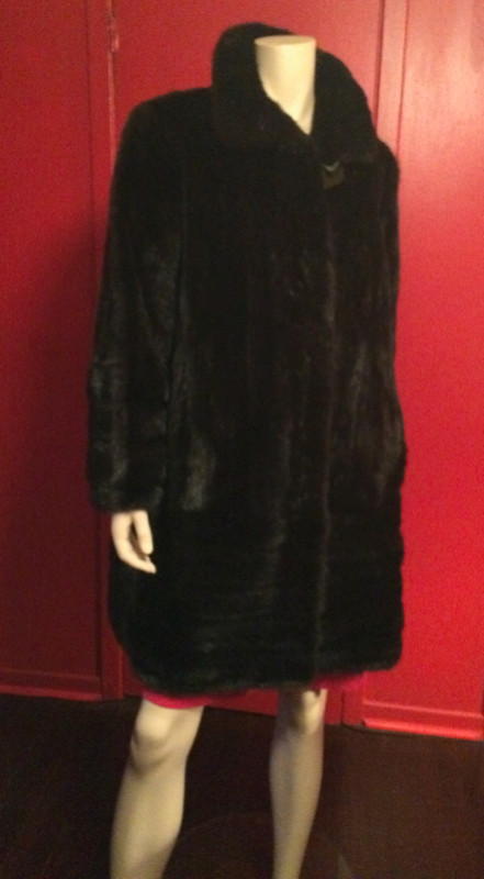 manteau de vison noir / fourrure véritable dans Femmes - Hauts et vêtements d'extérieur  à Longueuil/Rive Sud - Image 3