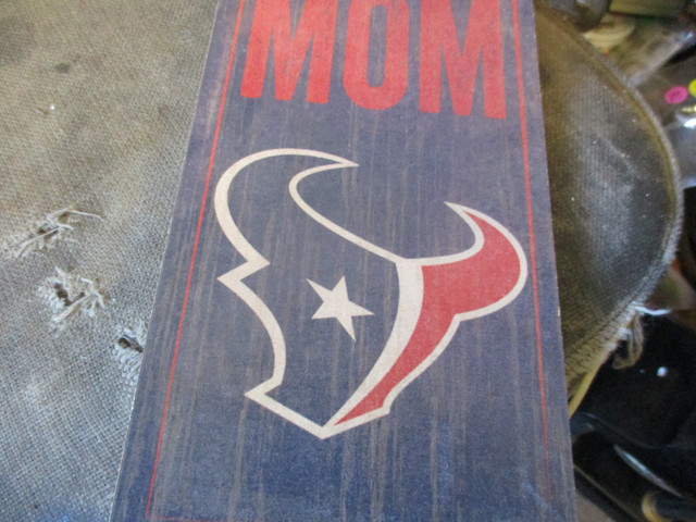 BEST MOM NFL FOOTBALL HOUSTON TEXANS WOOD WALL SIGN $10. in Arts & Collectibles in Winnipeg - Image 3