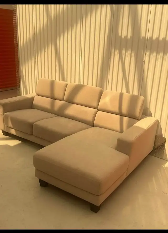 Beige Modern Sectional Sofa with Adjustable Headrests in Couches & Futons in City of Montréal - Image 2