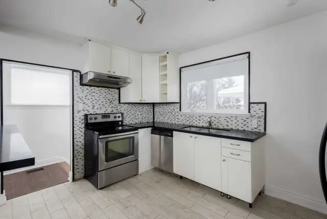 BRIGHT AND SPACIOUS ROOM FOR RENT - NEWMARKET YONGE AND DAVIS