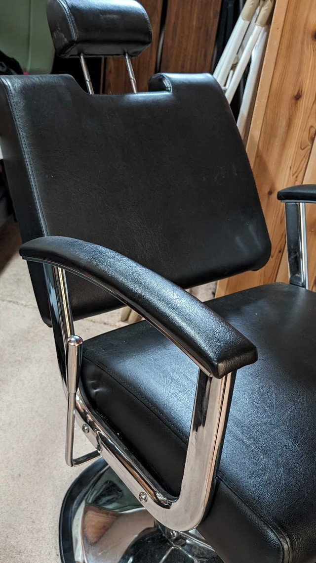 Barber chair  in Chairs & Recliners in Oshawa / Durham Region