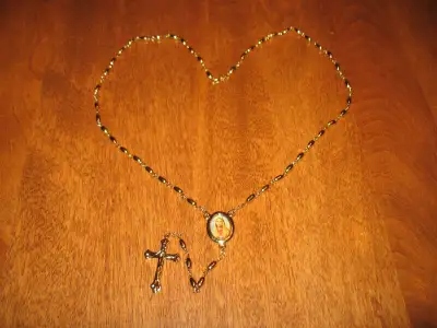 Collier chapelet de couleur or à vendre, View more