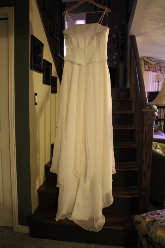 Beautiful Wedding Dress sz 14 and veil for sale in Wedding in Sudbury - Image 2