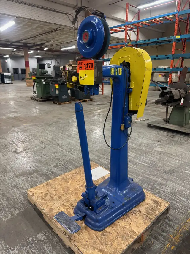 Agrafeuse boite ACME H12-P Box stitcher - Silverstitcher in Other in Drummondville - Image 2