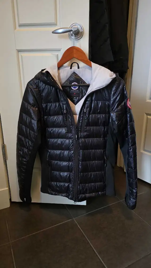 Canada Goose Women Size XS in Women's - Tops & Outerwear in Calgary - Image 2