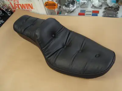 New seat , taken off before delivery at the Dealership. Fits 1996-2006 FXDWG Dyna Wide-Glide. Perfec...
