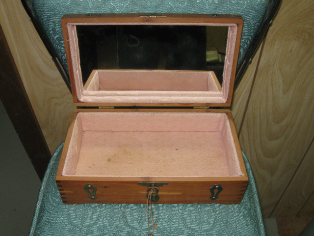 JEWELRY CASE WITH MIRROR in Other in Regina - Image 2
